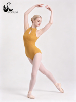 Ropa de Baile de Entrenamiento Amarilla con Cuello Halter y Malla Floral en Relieve de Anna Shi, con Abertura Frontal y Espalda Descubierta para Ballet