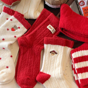 맞춤형 가을 겨울 양말 여성 퍼지 귀여운 탄성 부드러운 나일론 중간 송아지 레드 화이트 두꺼운 따뜻한 수면 밍크 양털 양말 - Product Image 3