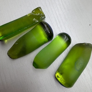 พลอยเพอริดอทสีเขียวคุณภาพสูง วัตถุดิบคอรันดัมสังเคราะห์สำหรับการเจียระไนอัญมณี - Product Image 3
