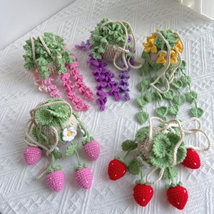 Cesto Sospeso Fatto <span class=keywords><strong>a</strong></span> Mano all'Uncinetto Beige con Foglie Verdi, Fiori Pendenti, Vite <span class=keywords><strong>di</strong></span> Fragole, Lillà, Viola, Rosa e Decorazioni Floreali - Product Image 4
