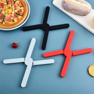 Tapis de cuisine en silicone en forme de X et sous-plats pliables antidérapants isolants thermiquement extensibles pour casseroles et plaques chauffantes - Product Image 5