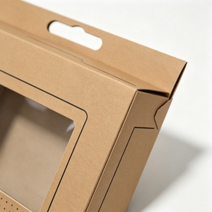 Caja de regalo cuadrada de papel kraft con ventana transparente de PVC y asa autoarmable para cable USB y estuche de teléfono - Product Image 2
