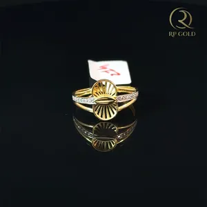 Bague élégante en or avec design bicolore, pierres scintillantes, bande ajustable moderne, bijoux fins pour femmes, à porter au quotidien et à offrir. - Product Image 3