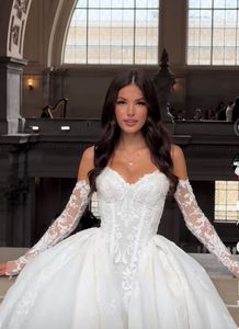 Abito <span class=keywords><strong>da</strong></span> <span class=keywords><strong>Sposa</strong></span> Ruolai HL737 Princess Royal con Corsetto Applicato, Vita Basque e Maniche in Pizzo - Product Image 3
