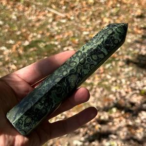 Tour de jaspe Kambaba vert enchanteur, écologique, obélisques énergétiques protecteurs du bouddhisme pour l'ancrage spirituel et la tranquillité - Product Image 3