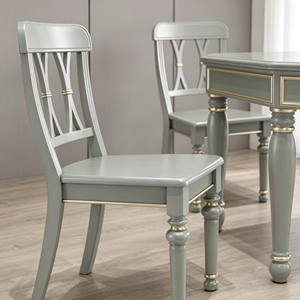 Chaise traditionnelle en bois massif à dossier croisé, vert sauge avec accents dorés, meubles de salle à manger - Product Image 5