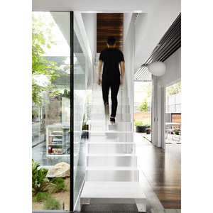 Villa moderna en contenedor, residencia privada con paredes de vidrio y paneles de madera para espacios de vida al aire libre - Product Image 5