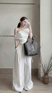 Ensemble haut court blanc à une épaule et pantalon droit, style décontracté et élégant, fabrication OEM au Vietnam - Product Image 2