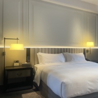 Lampe murale de luxe moderne pour hôtel et maison, avec abat-jour en métal et tissu, idéale pour la lecture au chevet ou comme éclairage d'appoint.