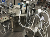 Machine automatique de remplissage et de bouchage de flacons de parfum et de liquides par pulvérisation sous vide