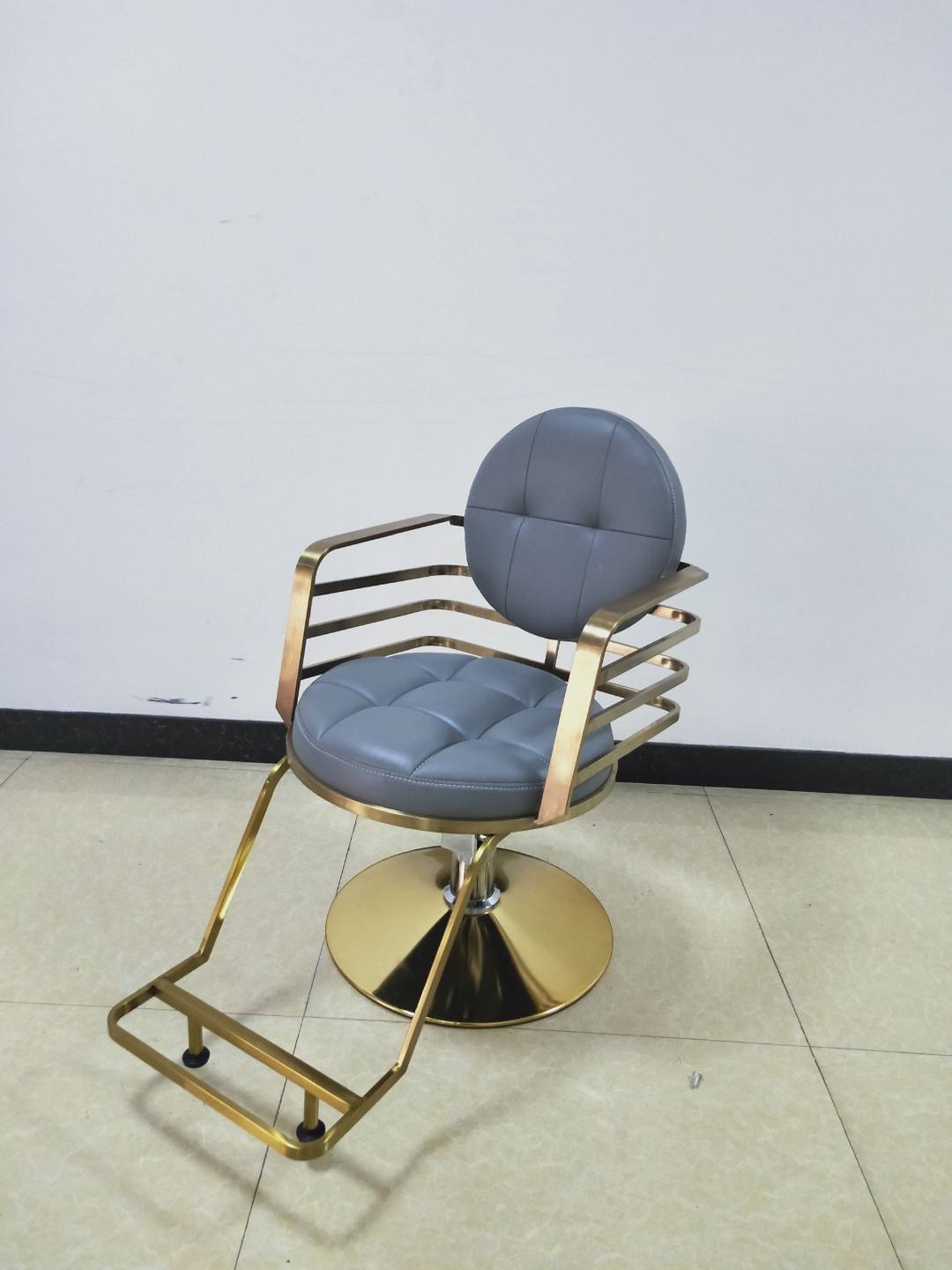 สีเทาเข้ม