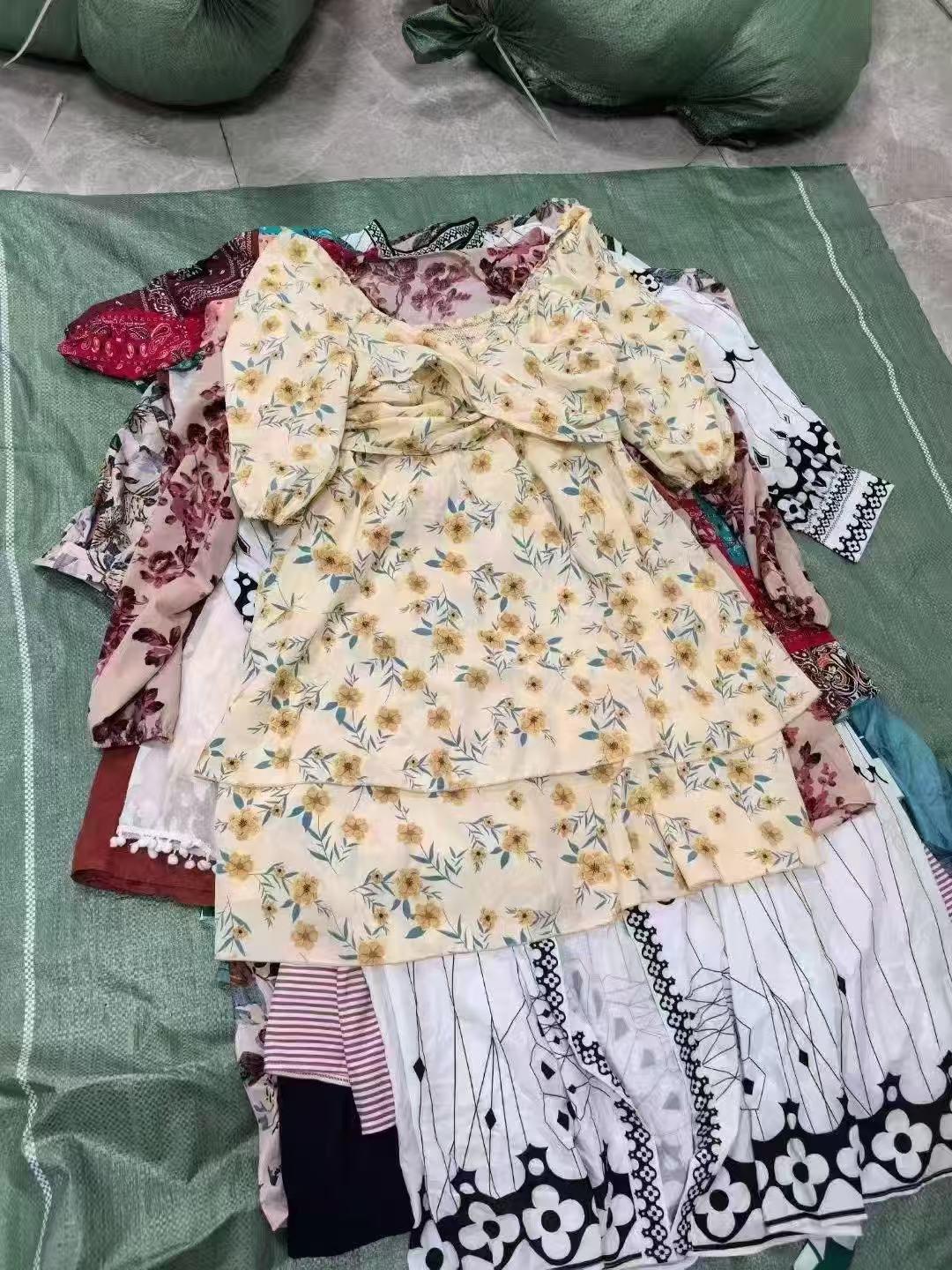 2025 Mixed Women Kids Lovitoes Sheining Dress Bales Brand New Bulk Clothes Wholesale Supplier