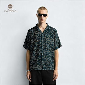 เสื้อเชิ้ตผู้ชายลายเสือดาว ยืดหยุ่นสบาย ผสมสแปนเด็กซ์ 2% สีกรมท่า/สีน้ำตาลอ่อน สไตล์คิวบา เหมาะสำหรับฤดูร้อน ชายหาด และวันหยุด - Product Image 2