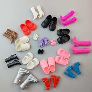 हाई हील्स के साथ छोटे प्लास्टिक स्नीकर्स लड़कियों के खेल और सजावट के लिए कपड़े - Product Image 5