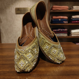 Calzado Cómodo para Niñas, Zapatos Tradicionales Elegantes, Cuero Genuino, Bordado Floral, Cierre de Velcro, Tacón Plano - Product Image 1