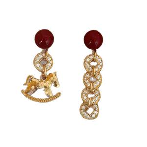 Boucles d'oreilles asymétriques en forme de pièce de monnaie cheval rouge, plaquées or, breloques de luxe pour femme, pendentifs raffinés pour usage quotidien, sertissage clos - Product Image 3