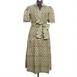 Robe midi éco-responsable en coton 100% pour femme Kangura, motif floral naturel uni, coupe trapèze, col en V, manches courtes, décoration boutonnée en tricot - Product Image 1