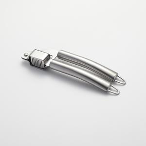 Presse-ail robuste en acier inoxydable 18/8 avec finition miroir/satinée pour un hachage facile 21 cm - Product Image 4