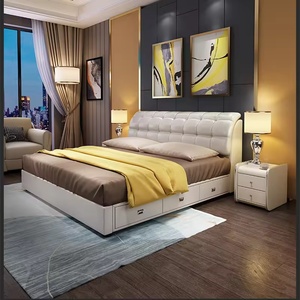 Кровать на платформе размера «King/Queen Size» современного дизайна с деревянной панелью для хранения и кожаной обивкой изголовья для дома