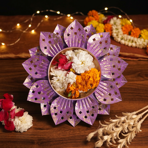 Décoration de Noël Diya en métal flottant dans un bol Urli ajoutant sérénité et beauté - Product Image 5