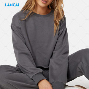 Vêtements de détente deux pièces unis Fabricant OEM ODM Sweatshirts courts avec logo personnalisé et pantalon de survêtement assorti pour femmes - Product Image 2
