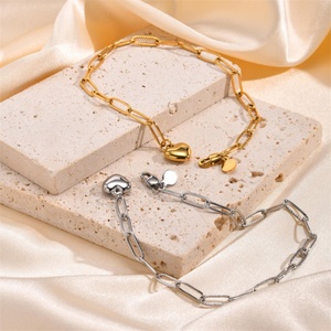 สร้อยข้อมือแฟชั่นประดับจี้รูปหัวใจชุบทองบนสแตนเลสสำหรับผู้หญิง - Product Image 3