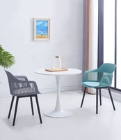 Chaise à bras en plastique pp blanc, tissu nordique élégant, coussin doux, chaises de salle à manger pour la maison