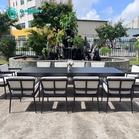 Ensemble de table rectangulaire et chaises de jardin en aluminium résistant aux intempéries, idéal pour la terrasse de la villa