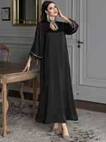 Robe longue élégante pour femmes musulmanes du Moyen-Orient, en satin gaufré couleur unie, ornée de strass et de plumes
