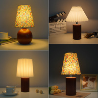 Lampe de table rétro en bois LED de style américain avec interrupteur sur le câble, idéale pour une chambre à coucher, éclairage d'appoint chaleureux et confortable en tissu.
