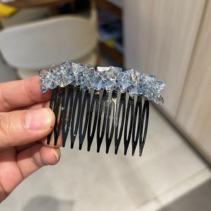 Peigne en acrylique antidérapant de 7,5 cm avec design géométrique en cristal coloré pour la décoration de fête des femmes - Product Image 6