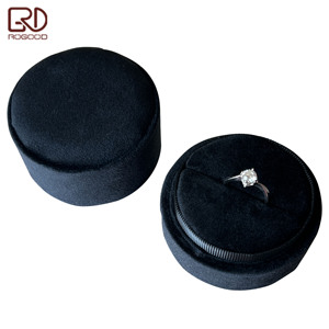 ROGOOD - Caja de Regalo Cilíndrica de Terciopelo Negro de Primera Calidad, Estuche Redondo de Tacto Suave para Anillos de Compromiso y Boda P1963 - Product Image 1
