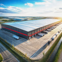 Centre d'entreposage logistique, bâtiment d'entrepôt à structure métallique, quai de chargement long, zone de stationnement pour camions, complexe industriel