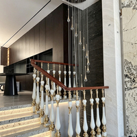 Poteau d'escalier classique européen en laiton massif avec insert en marbre, finition personnalisée pour la décoration de garde-corps d'escalier de villa haut de gamme