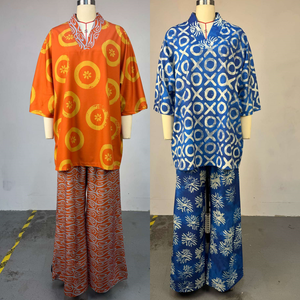 Tenues de mode pour femmes : <span class=keywords><strong>Ensemble</strong></span> deux pièces avec chemisier à manches chauve-souris et col en V imprimé et <span class=keywords><strong>pantalon</strong></span> droit – Vêtements africains - Product Image 3