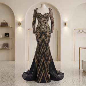 Robe de soirée élégante en satin noir et or antique, longue jusqu'au sol, avec manches longues transparentes et broderies - Product Image 2