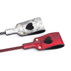 Juguetes sexuales, accesorios SM, azotador de cuero con textura de cocodrilo y corazón hueco, instrumento de azotamiento para parejas, para juegos de coqueteo y broma. - Product Image 2