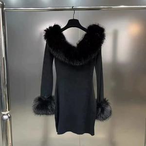 Abito in maglia nera con spalle scoperte da donna di moda francese caldo con collo peloso con motivo solido - Product Image 6