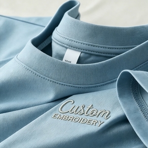 T-shirt Homme Col Rond Brodé Personnalisé FLOWORA Manches Courtes Coupe Classique Bleu Clair Coton Jersey Décontracté Streetwear Logo Avant - Product Image 1