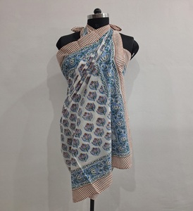 Pareo de algodón estampado a mano en azul acero y rosa empolvado, pareo bohemio para la playa, pareo ligero de verano, pareo hecho a mano y ecológico. - Product Image 1