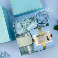 Panier-cadeau personnalisé exquis et original, serviette en velours corail, mini ventilateur à motif de marguerite imprimé UV, gobelet en verre avec paille pour ensemble cadeau de mariage