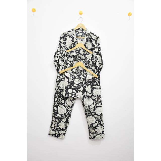 สีเทาเข้ม