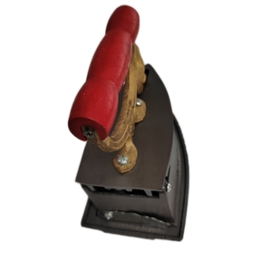 Fer à repasser antique <span class=keywords><strong>en</strong></span> <span class=keywords><strong>fonte</strong></span> <span class=keywords><strong>de</strong></span> fer et <span class=keywords><strong>en</strong></span> bois, chauffé au charbon, avec poignée rouge <span class=keywords><strong>en</strong></span> forme <span class=keywords><strong>de</strong></span> coq et poignée <span class=keywords><strong>en</strong></span> bois, d'Afrique - Product Image 1