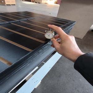 Rak <span class=keywords><strong>Display</strong></span> Perhiasan Slatwall Berputar 360 Derajat dengan Roda, Kubus Slatwall Kustom untuk Toko Pakaian Ritel - Product Image 1