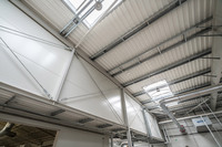 Entrepôt à structure métallique multi-portes à faible coût, avec volets roulants/sans porte, idéal pour les laveries automobiles, ateliers de réparation et garages.