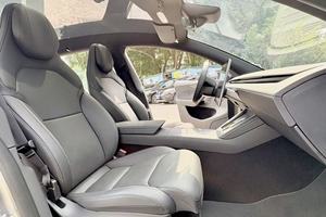 รถยนต์มือสอง <span class=keywords><strong>Tesla</strong></span> <span class=keywords><strong>Model</strong></span> Y L รุ่นปี 2026 รุ่นมาตรฐาน เกียร์อัตโนมัติ พวงมาลัยซ้าย ระยะทาง 6100 กม. มาตรฐานไอเสียยูโร 6 ปี 2025 5 ที่นั่ง - Product Image 4