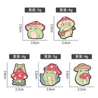 En gros, Épingles de revers en métal en forme de grenouille, Épingles émaillées mignonnes en forme de grenouille champignon, style dessin animé, souvenirs pour sacs à dos et vêtements, en stock