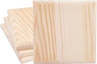 Plaques en bois de pin naturel non finies et enseignes artisanales dans une base en bois de style artistique avec motif de trophée