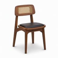 Chaise de restaurant en bois commerciale avec dossier en rotin tressé et assise rembourrée noire, cadre courbé, pieds effilés