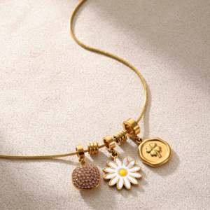 व्यक्तिगत कस्टम हार सोने की प्लेटेड ताजा डेज़ी आकर्षण पेंडेंट जिरकॉन स्ट्रॉबेरी चरस महिलाओं के लिए हार - Product Image 2